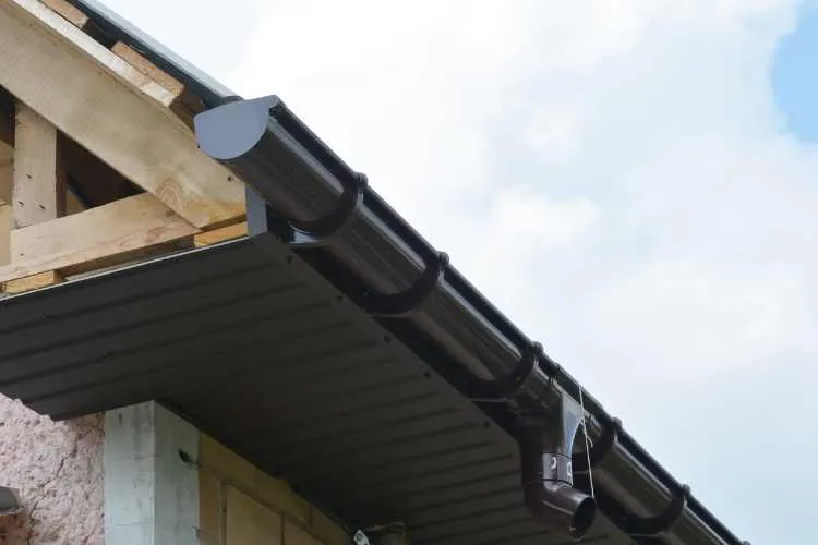 Installation de gouttières et descente de pluie