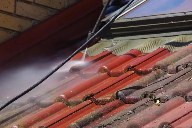 démoussage de toit en tuiles à Uzès