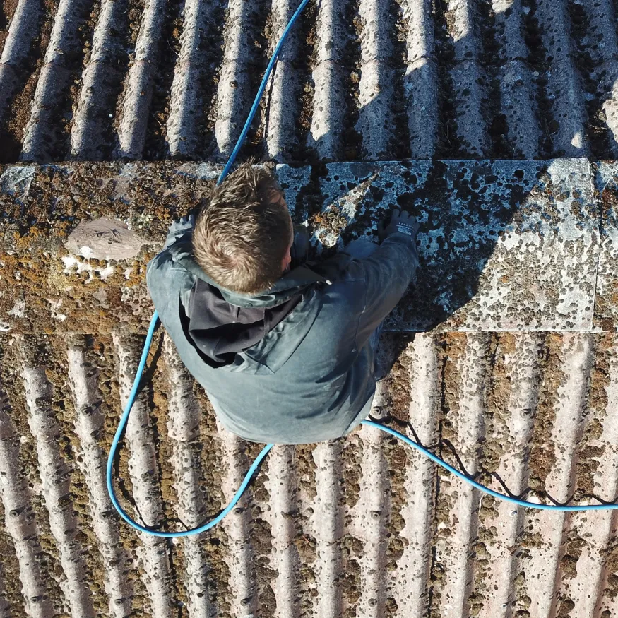 enlèvement de mousse sur un toit de maison