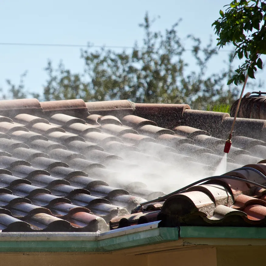 lavage au jet haute pression sur un toit en tuile terre cuite